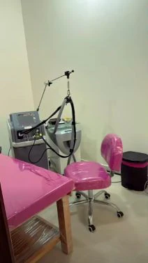 سرير العناية والتجهيز لجلسات الليزر — عيادة تجميل وجلدية بالشرقية مركز الماسة (أبو كبير • ههيا • كفر صقر)